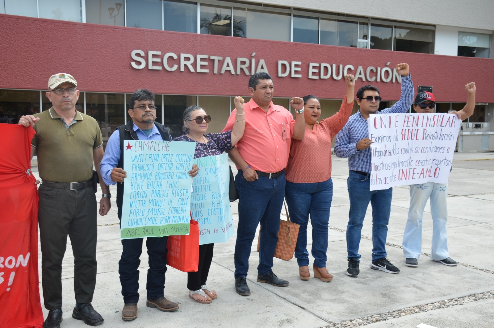 Maestros de Campeche cesados por la reforma de Peña Nieto buscan regresar a las aulas