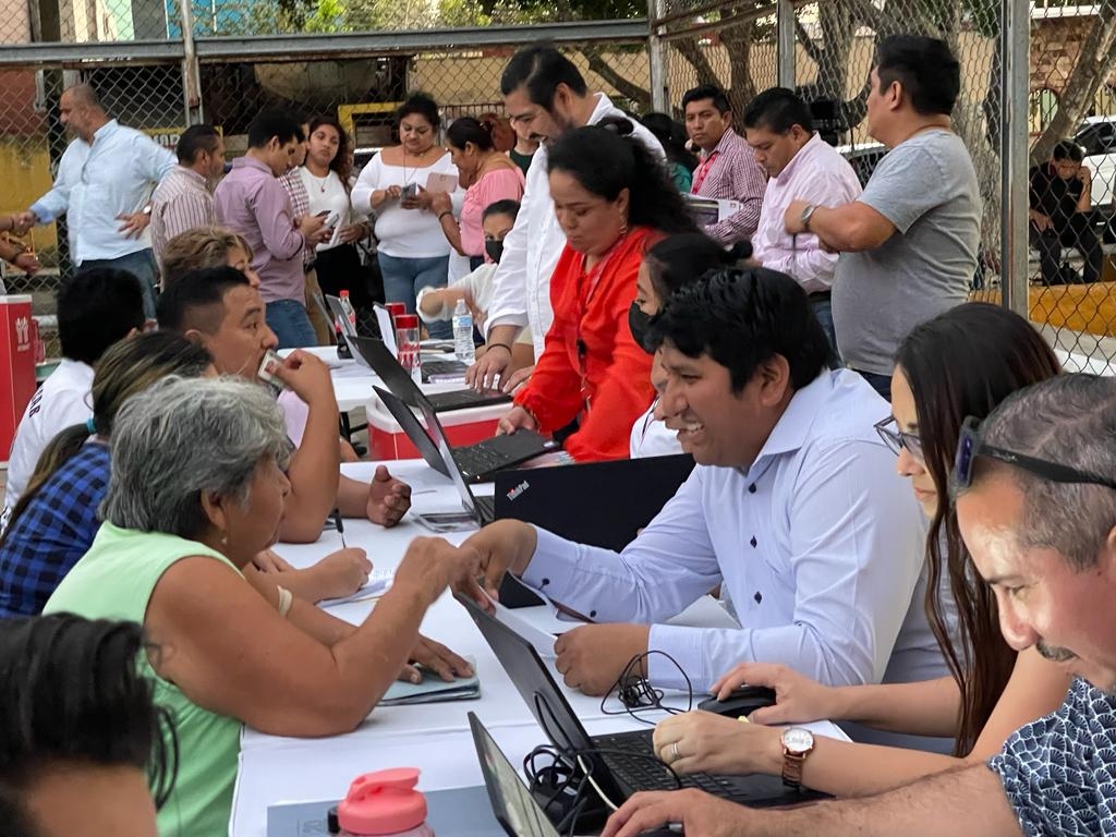 Rogerio Castro apoya a mujeres para obtener créditos del Infonavit en Yucatán