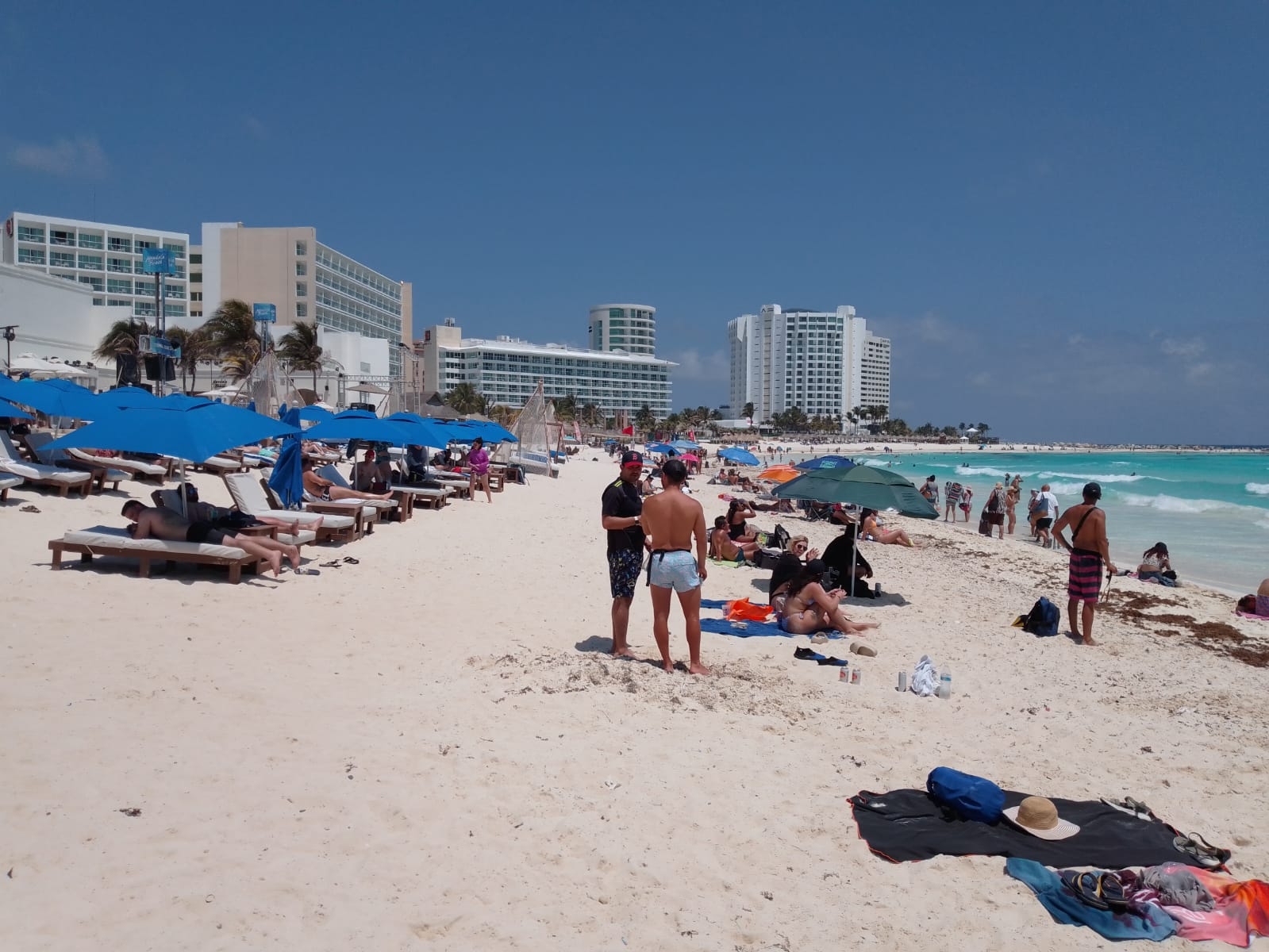 Reportan buena afluencia en Playa Gaviota Azul, en Cancún: EN VIVO