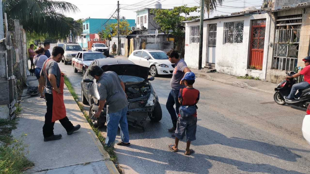 Conductor paga con su celular los daños de un choque en Ciudad del Carmen