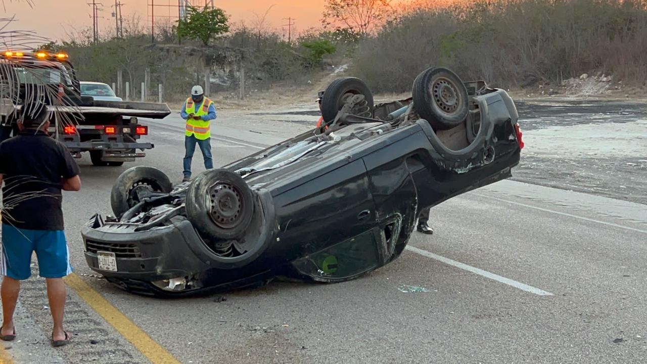 Conductor pierde el control de su camioneta y termina volcado en la carretera Campeche-Merida