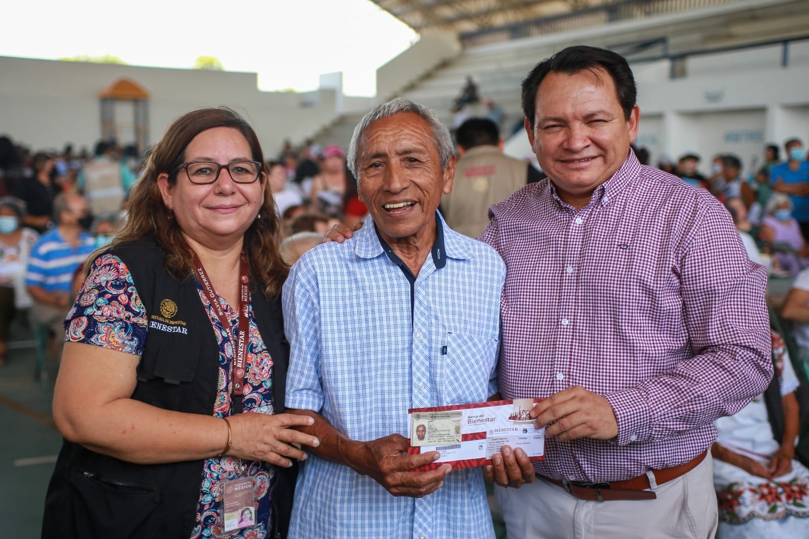 Joaquín Díaz Mena entrega tarjetas de Banco de Bienestar a abuelitos en Ticul