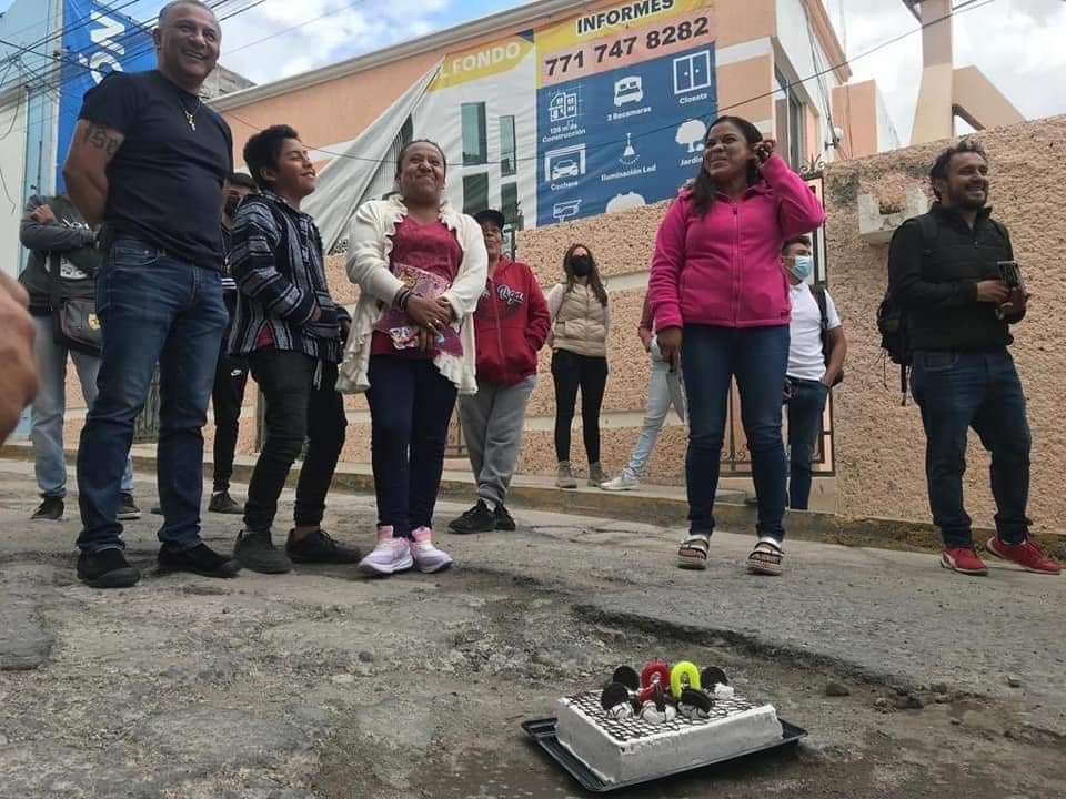Vecinos de Pachuca, Hidalgo celebran el cumpleaños 20 de un bache