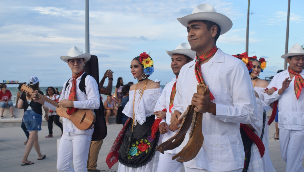 Malecón de Progreso se llena de música y baile con grupos de danza folclórica