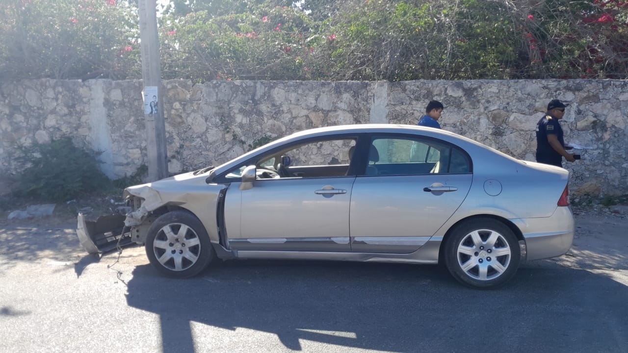 Volquetero causa graves daños a un auto tras chocar en Izamal