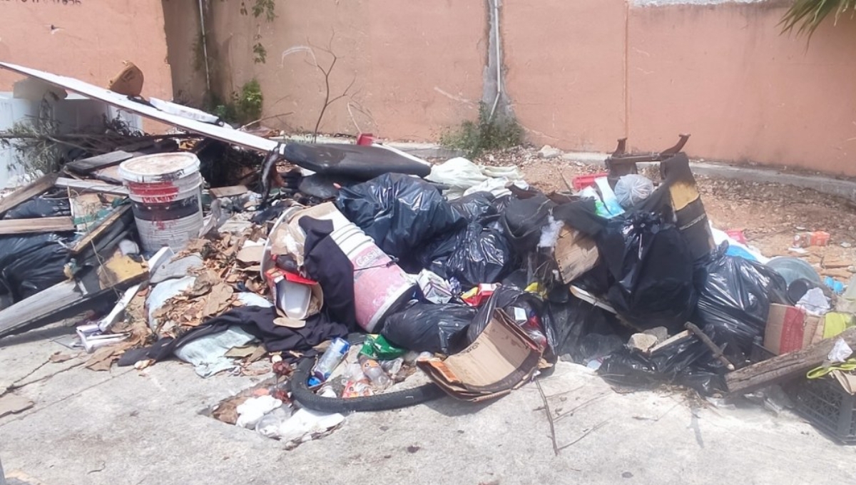 Habitantes de Playa del Carmen, hartos de vivir entre cacharros y basura