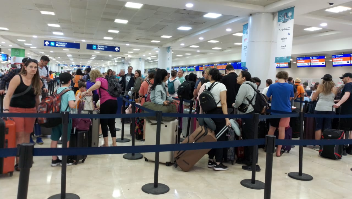 El arribo de turistas nacionales y extranjeros continúa registrándose en el aeropuerto de Cancún de manera constante
