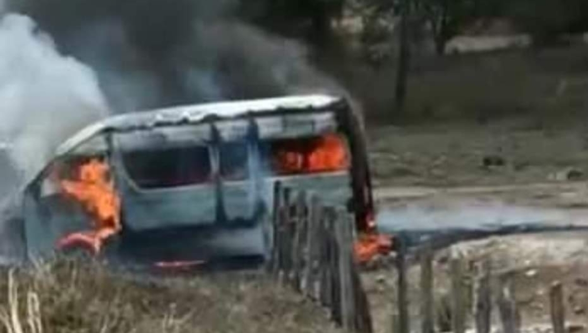 Corto circuito deja en llamas una camioneta en la carretera Candelaria-Escárcega