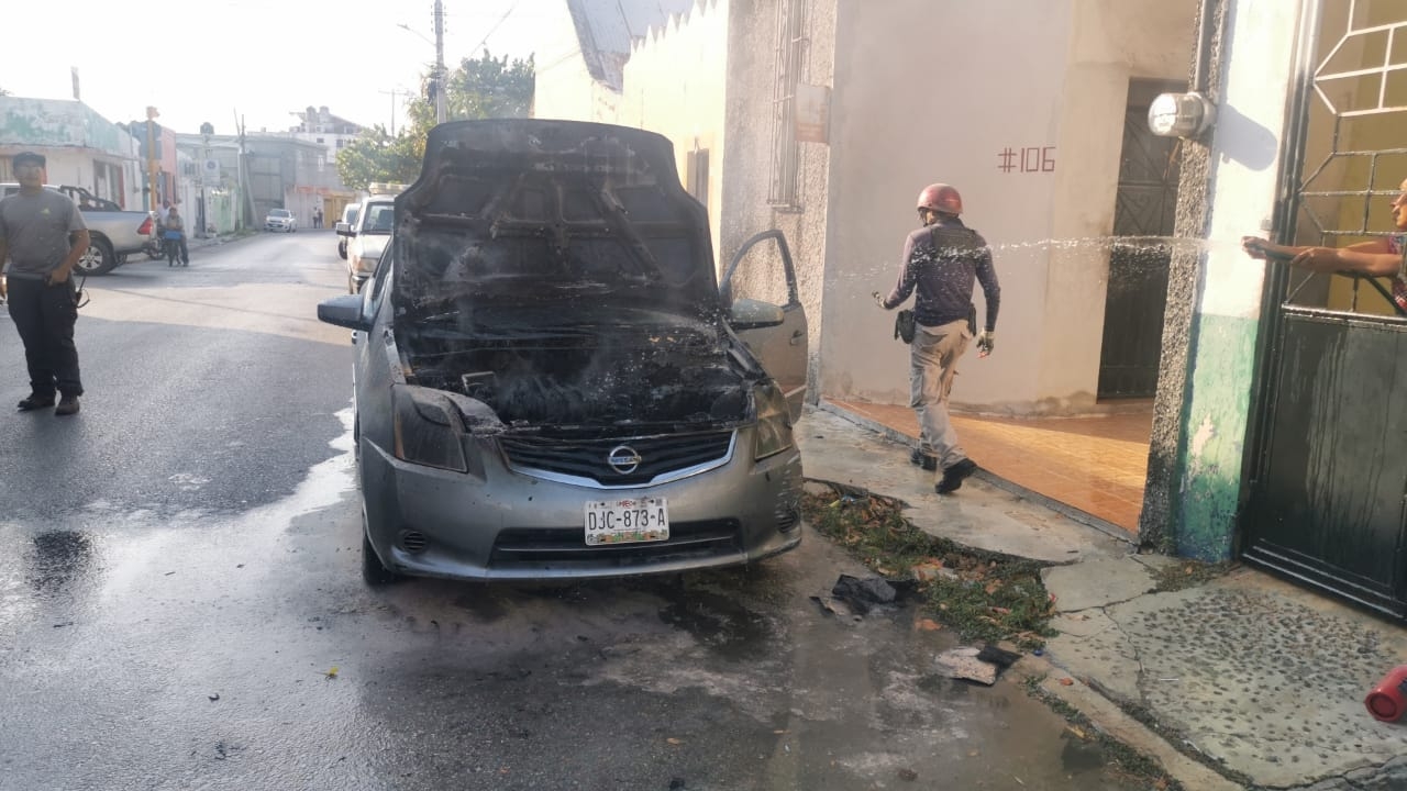 Auto queda en pérdida total tras incendiarse en Ciudad del Carmen