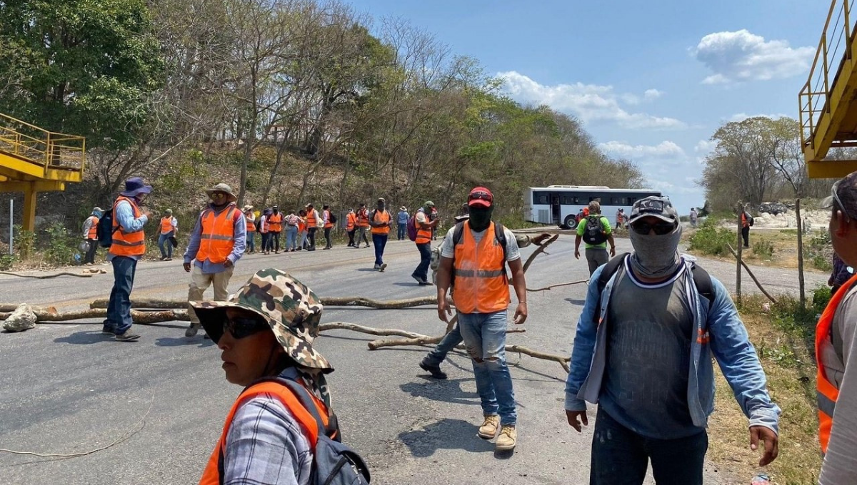 Obreros del Tren Maya bloquean 12 horas el tramo carretero Chetumal-Escárcega