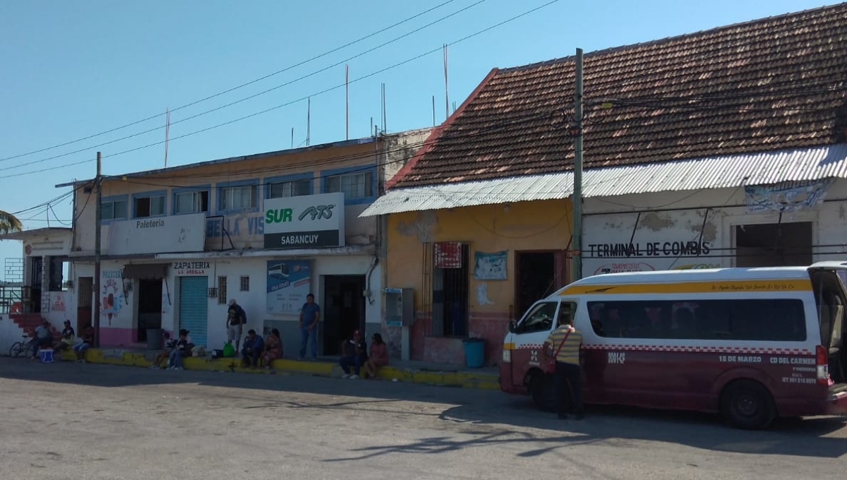 Terminal de autobuses de Sabancuy registra baja movilidad; turistas siguen disfrutando las playas