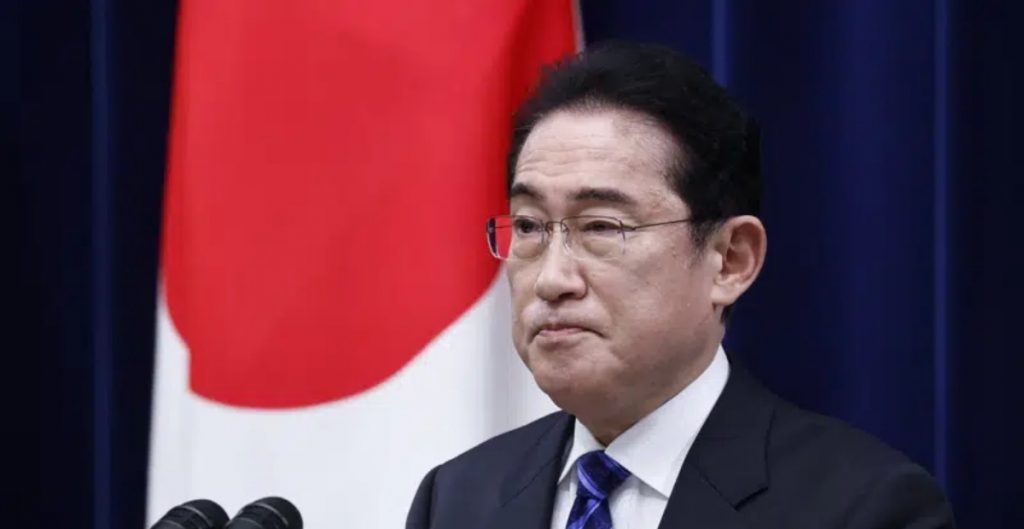 Evacuan a Fumio Kishida, primer ministro de Japón, tras explosión durante un discurso