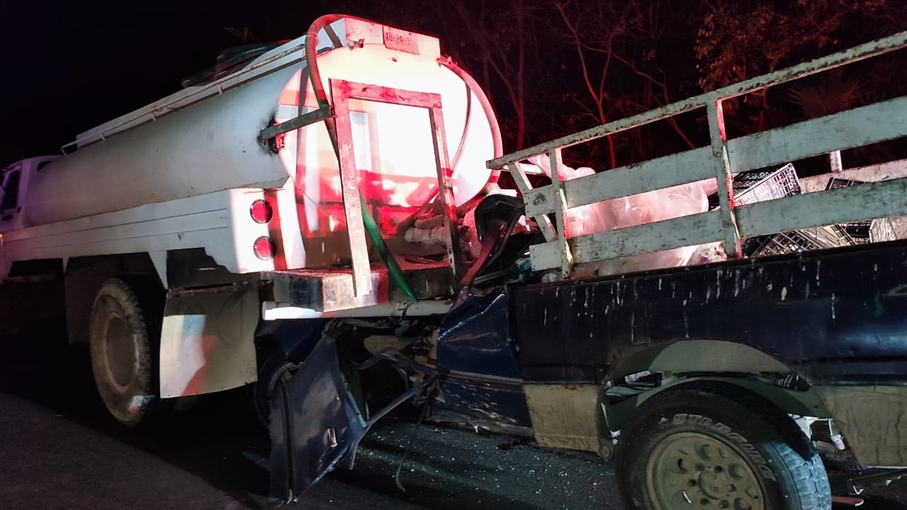 Muere conductor al chocar contra una pipa en la carretera Escárcega - Champotón