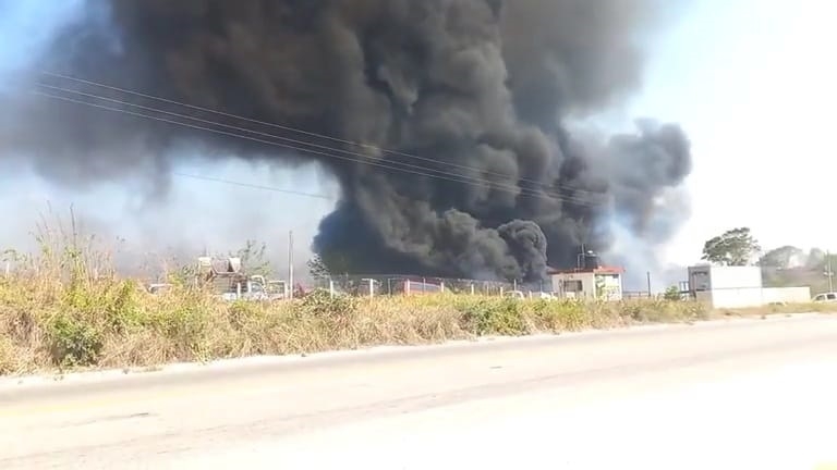 Fuego consume parte del corralón en la carretera Escárcega-Champotón