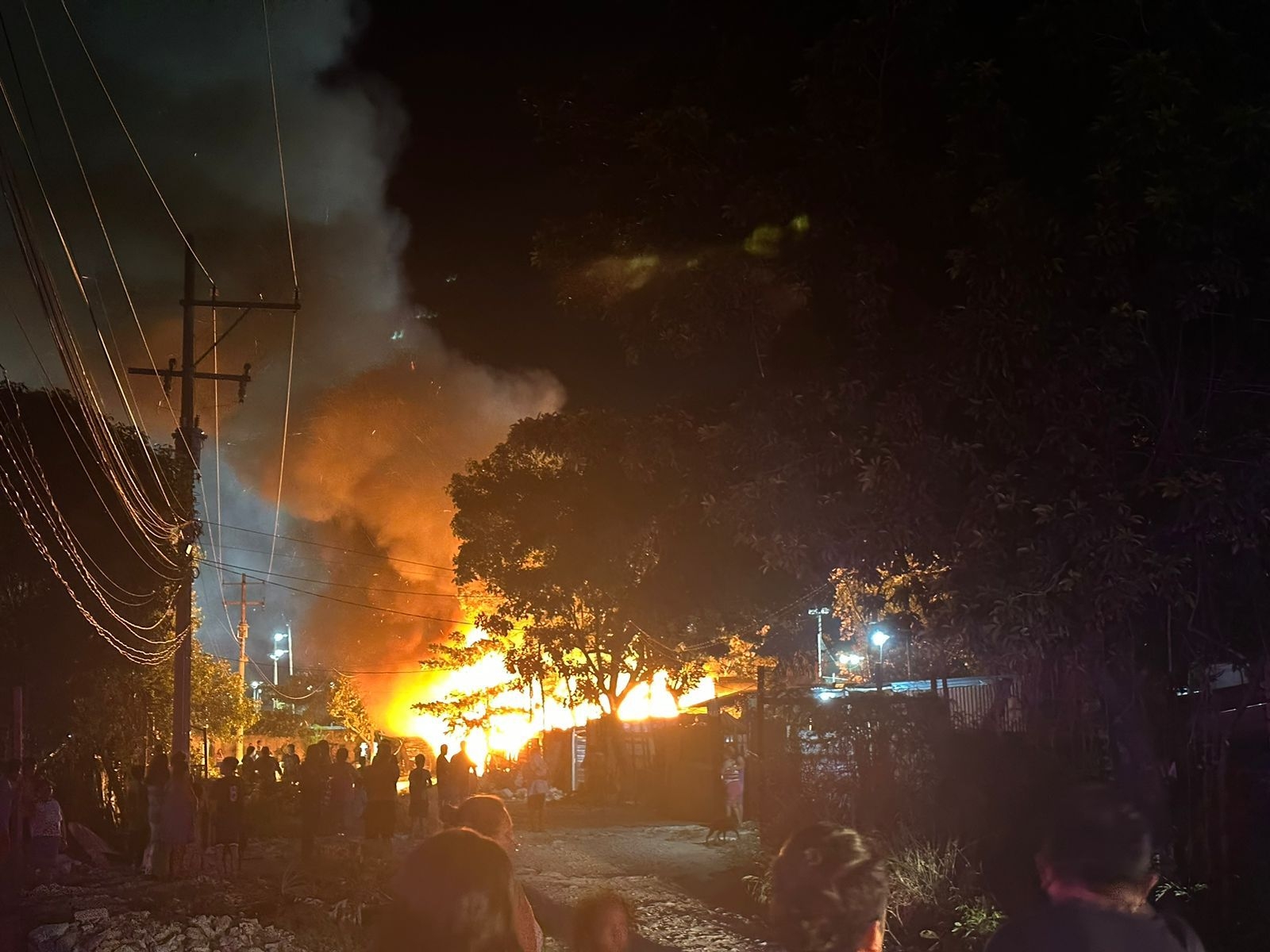 Incendio en la Región 243, en Cancún consume tres casas