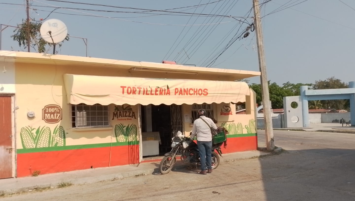 Hombre roba dinero en efectivo y objetos de valor en una tortillería en Escárcega