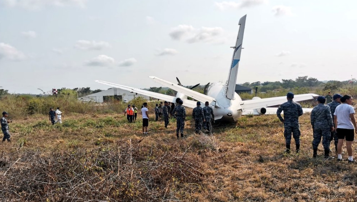 Avión de Cancún pierde tren de aterrizaje y termina fuera de la pista del aeropuerto de Guatemala