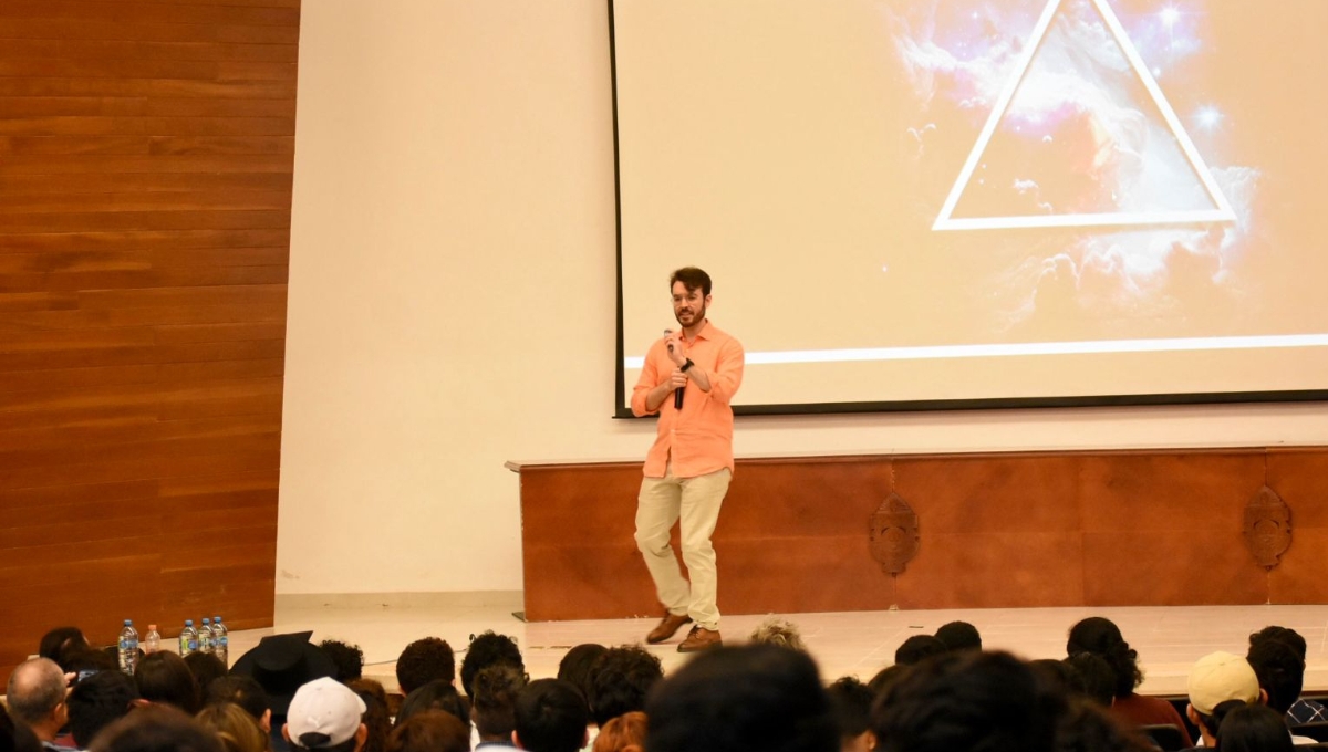 Youtuber José Luis Crespo imparte conferencia 'Un triángulo. Mucha ciencia' en Mérida