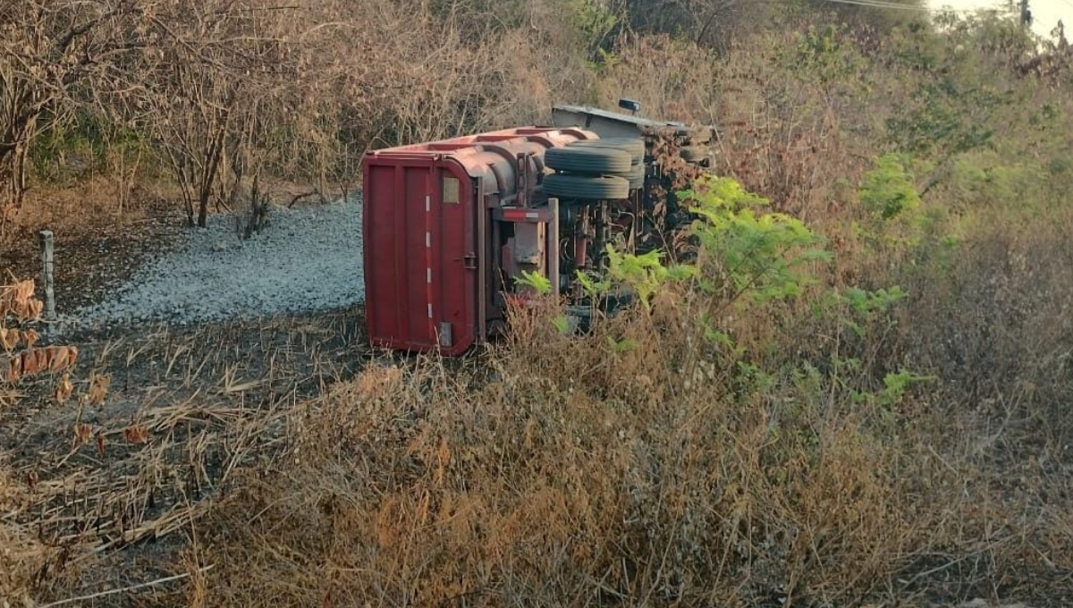 Conductor pierde el control y vuelca con camión de material en Villamar, Champotón