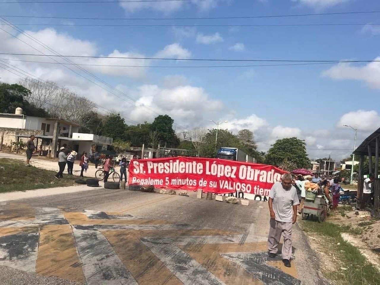 Ejidatarios bloquean carretera en Chetumal; exigen se respete estación del Tren Maya