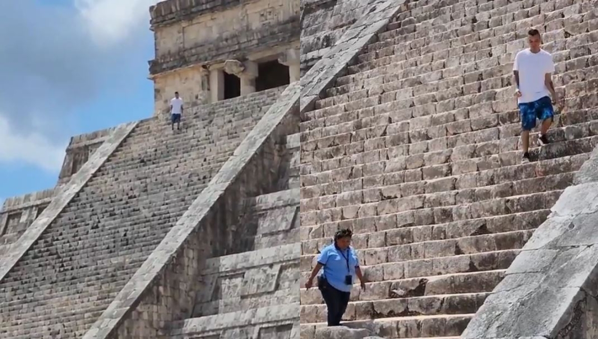 Turista burla la seguridad de Chichén Itzá y sube a El Castillo de Kukulcán