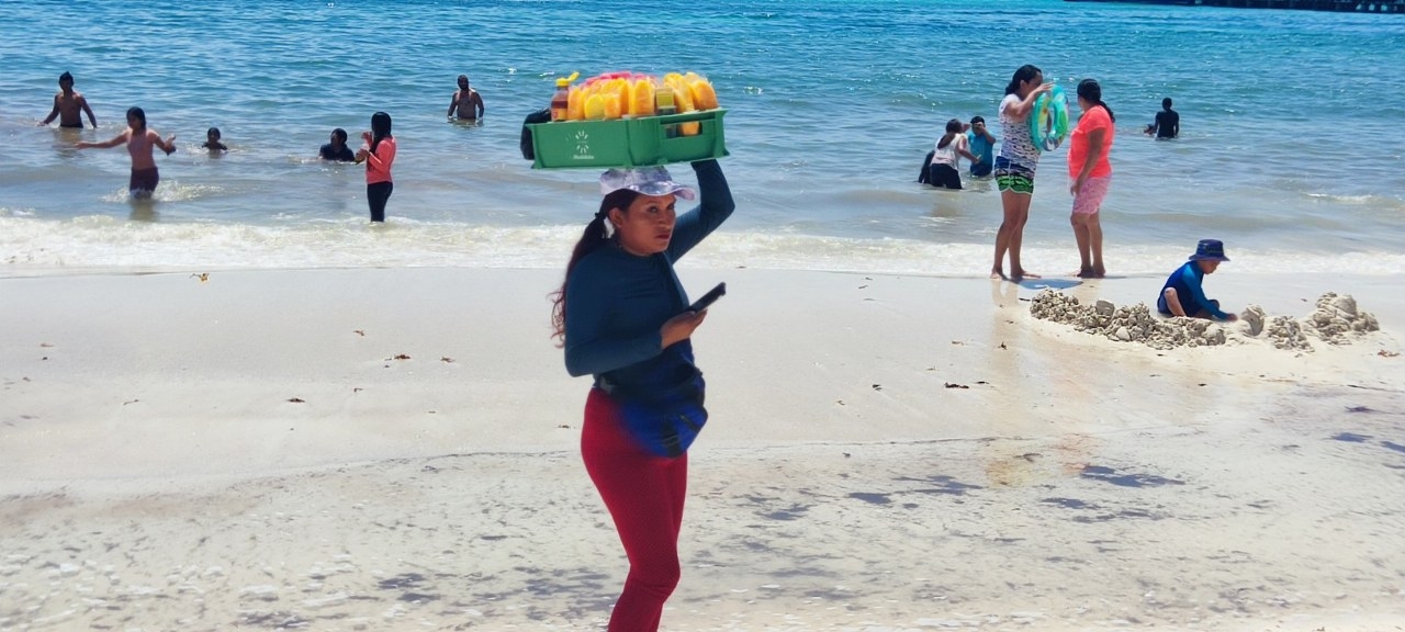 Turistas de Playa del Carmen prefieren comprarle a los ambulantes que a los comercios