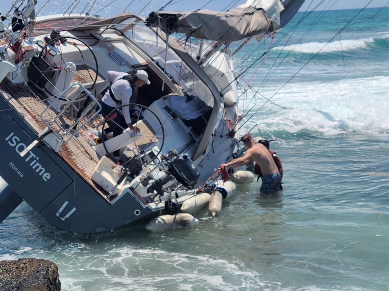 Oleaje en Playa del Carmen complica la recuperación del velero encallado en Puerto Aventuras