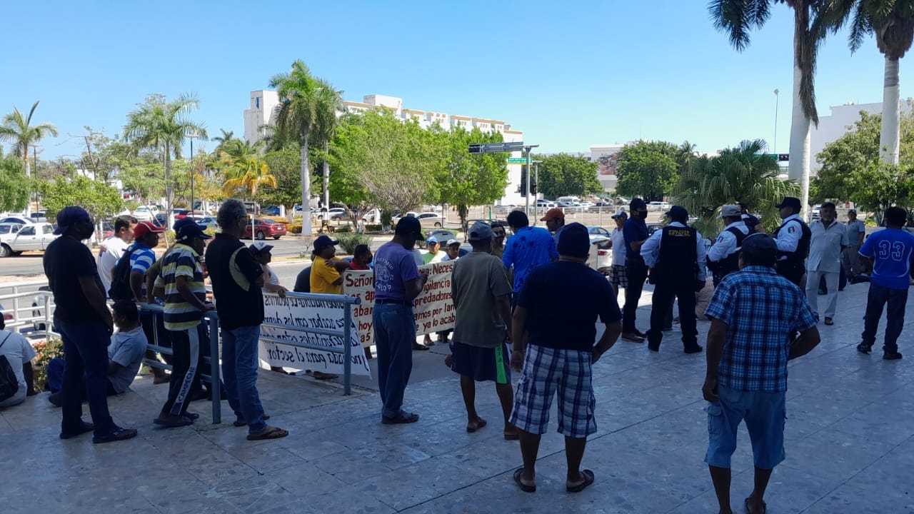 Desalojados de Ciudad del Carmen y pescadores protestan en el Palacio de Gobierno de Campeche