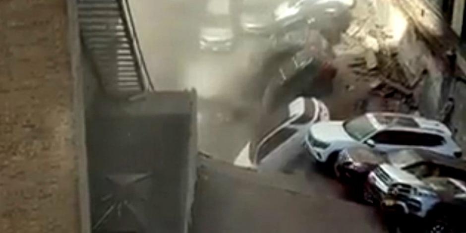 Asi fue el momento en que se desploma un estacionamiento en Nueva York: VIDEO