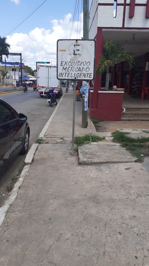 Señalética causa accidentes cerca del mercado municipal de José María Morelos