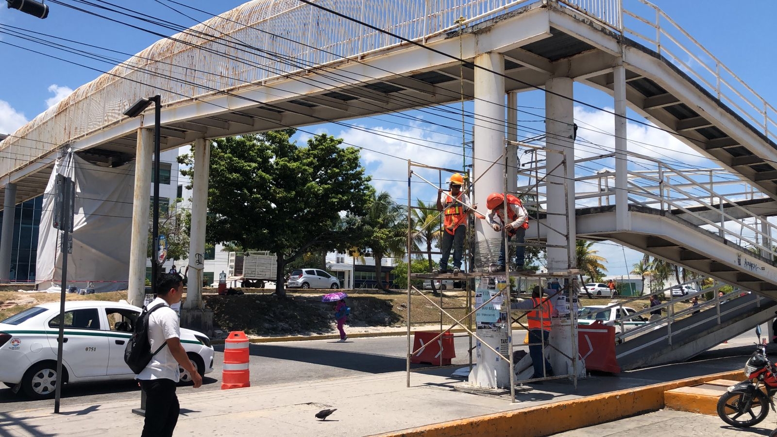 Transeúntes arriesgan su vida en Cancún ante el cierre de puente peatonal: EN VIVO