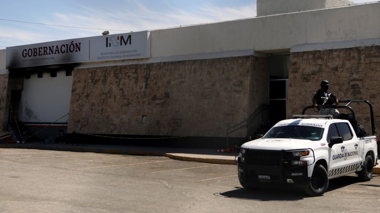 Juez vincula a proceso a 2 funcionarios del INM por incendio en Ciudad Juárez