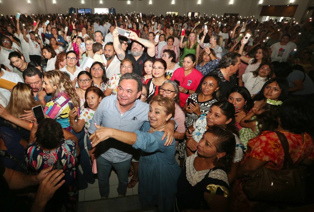 Liborio Vidal se reúne con más de 2 mil mujeres en Encuentro con Amigas en Mérida