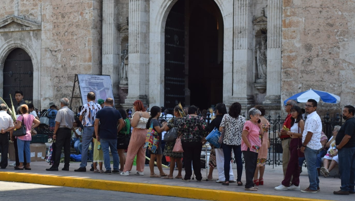 Yucatecos celebran Domingo de Ramos en la Catedral de Mérida