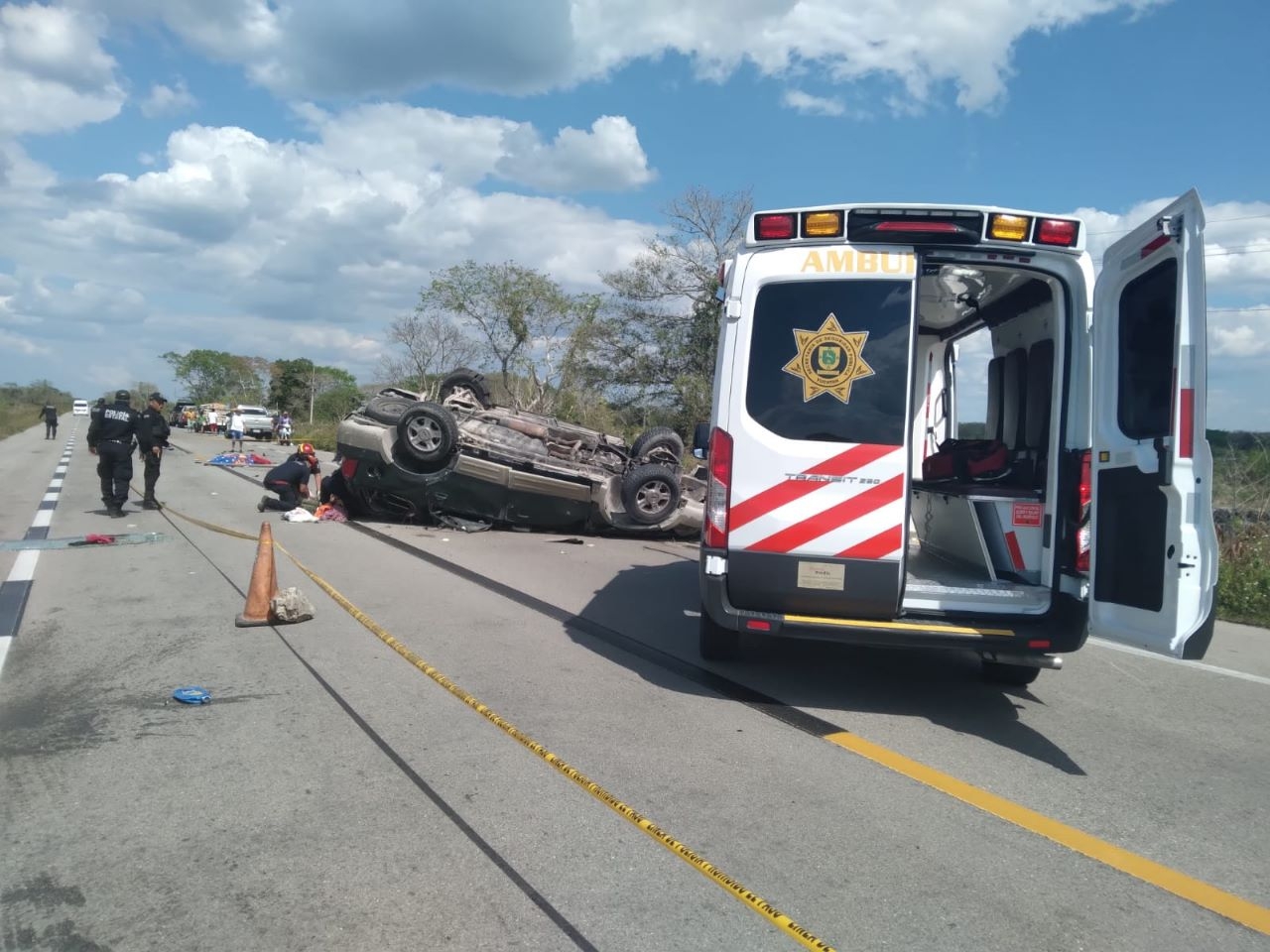Volcadura de una camioneta deja un muerto y cinco heridos en la vía  Mérida-Tizimín