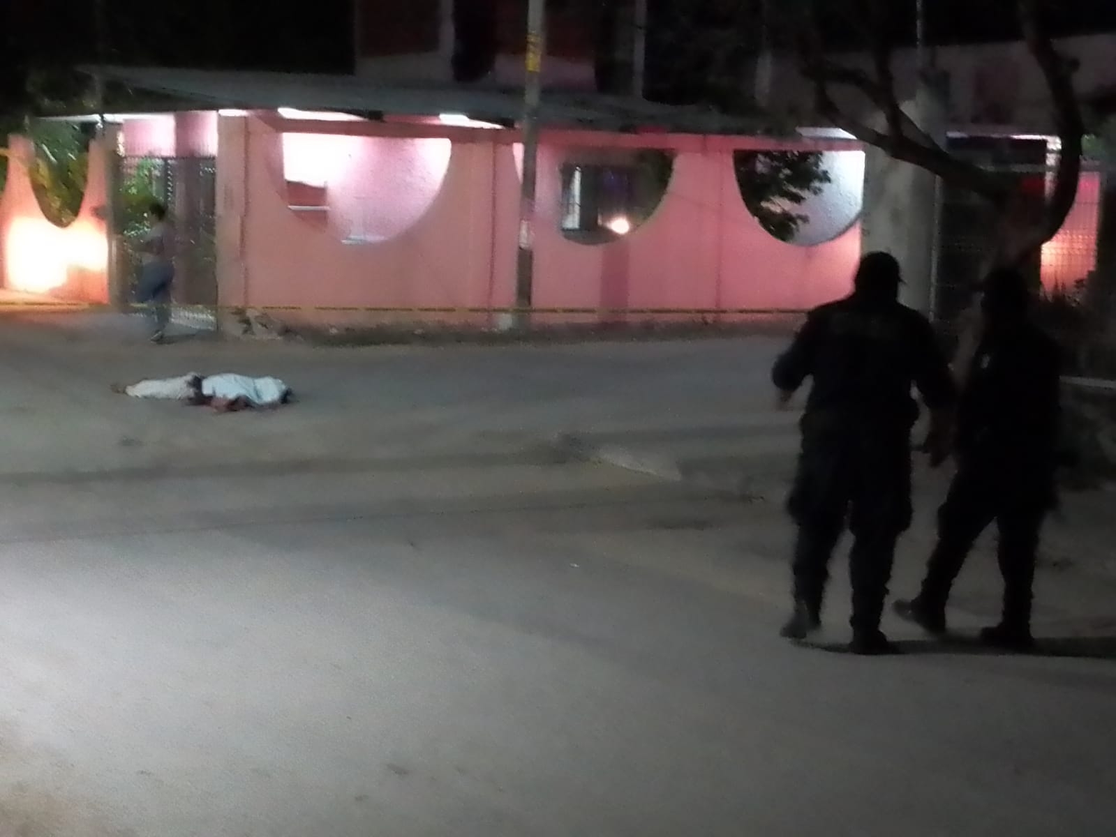 El cuerpo del hombre asesinado quedó tendido en la calle