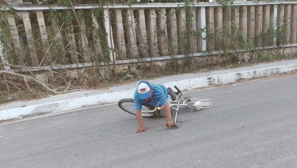 Ciclista ebrio cae en Escárcega y se lesiona la pierna al quedarse atorada en la llanta