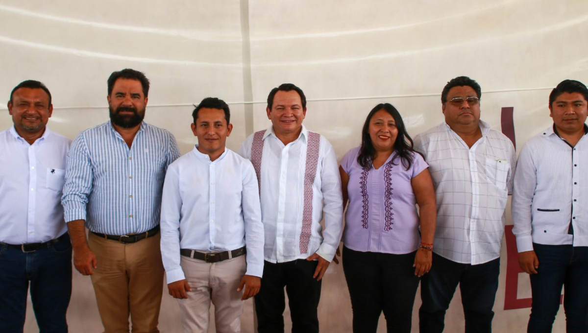 Joaquín Díaz Mena entrega 50 mdp a 140 escuelas en municipios de Yucatán