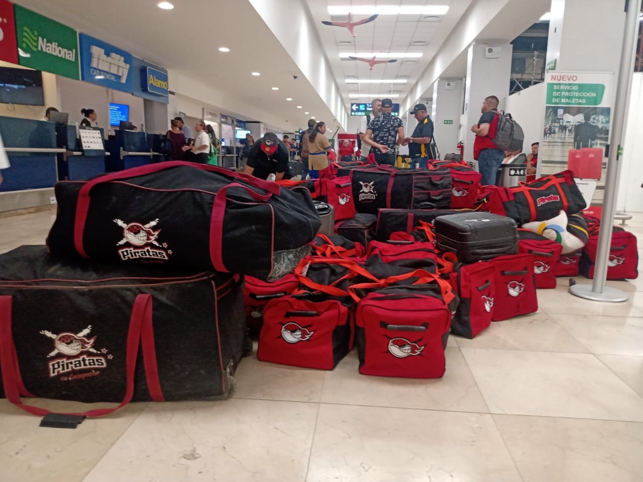 Piratas de Campeche 'abandonan' sus maletas en el aeropuerto de Mérida