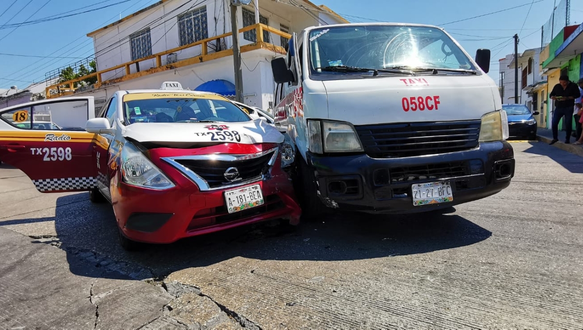Taxis chocan por ceder paso a una ambulancia en Ciudad del Carmen; hay una mujer lesionada