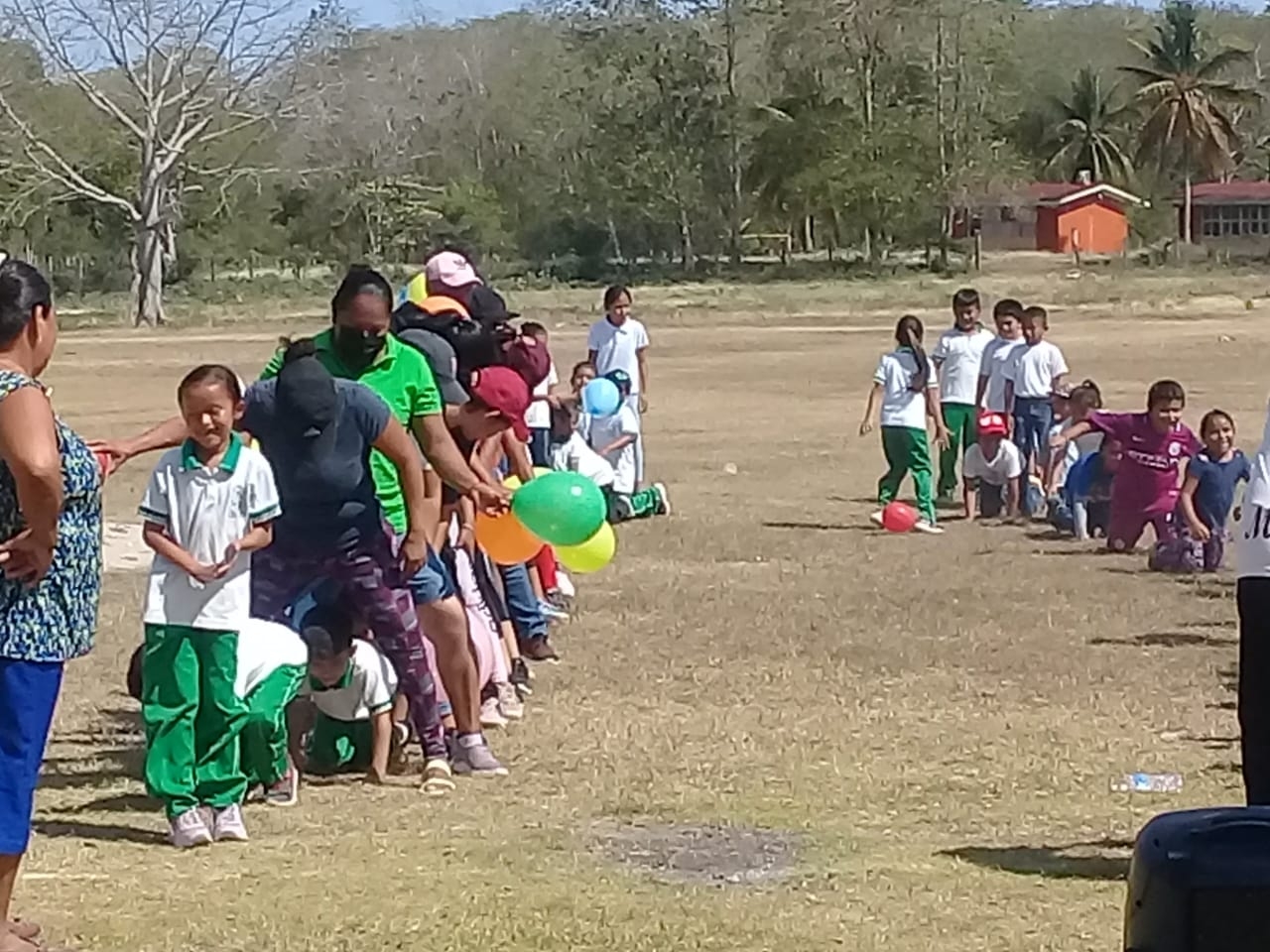 Alumnos y padres de familia participan en actividades deportivas en Candelaria
