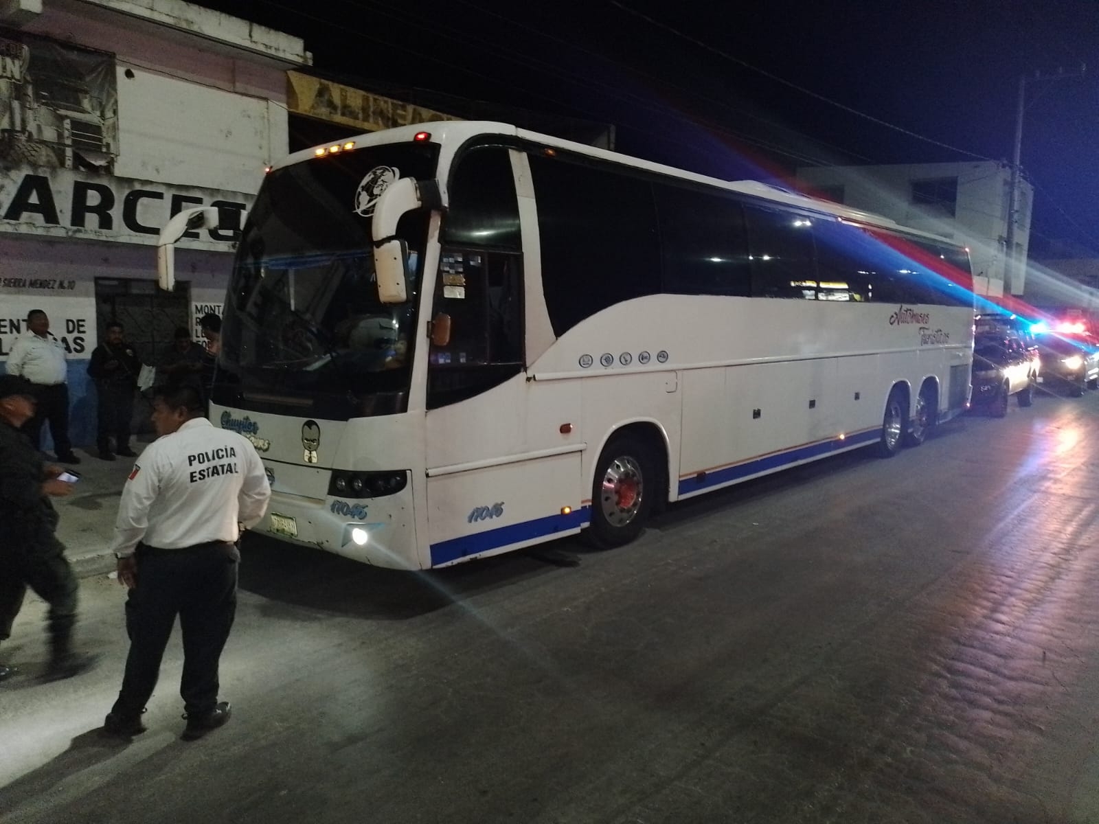 Aseguran autobús con 80 migrantes en Escárcega
