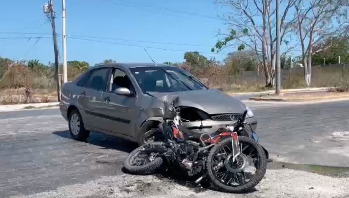 Auto impacta a motociclista al no respetar un alto en Champotón; la unidad quedó destrozada