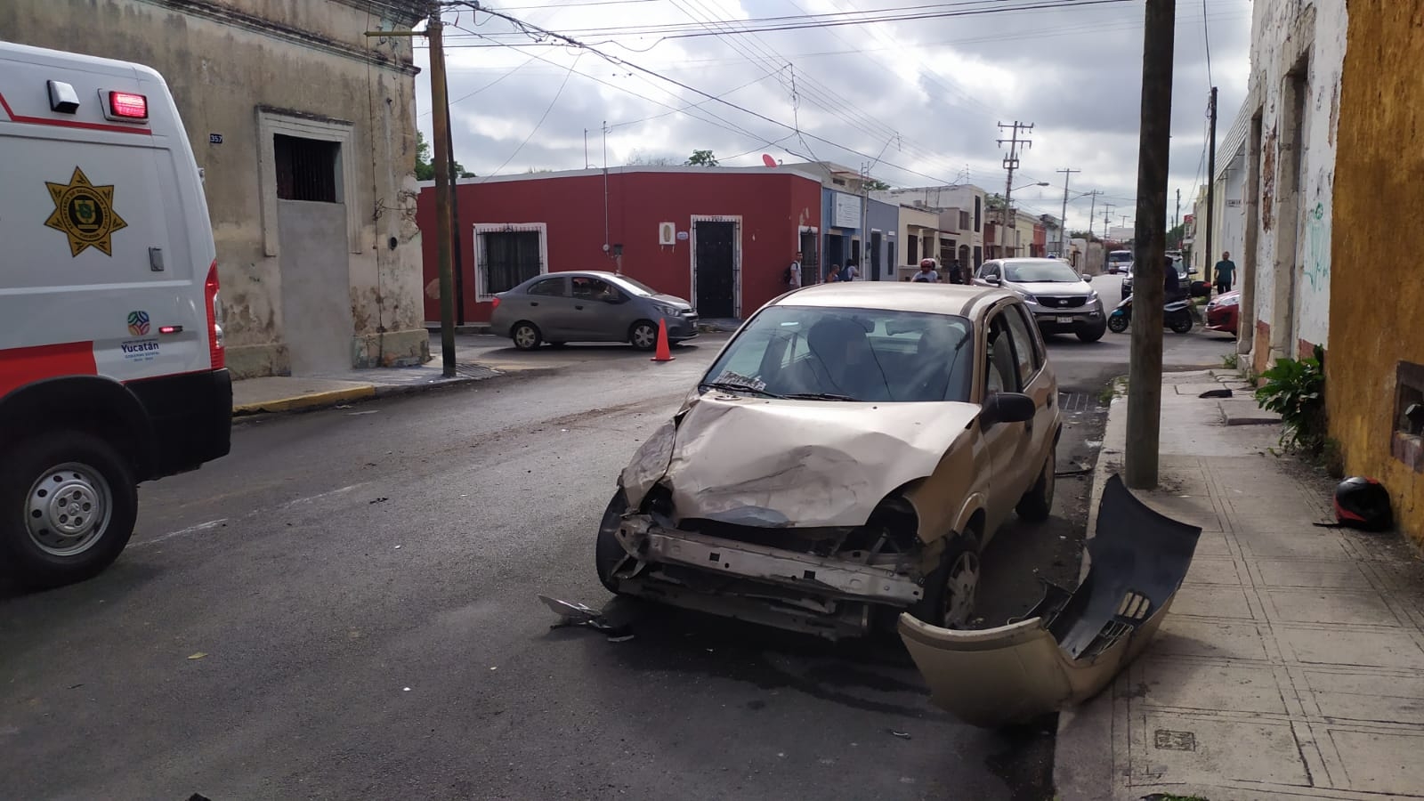 Auto choca contra un camión en Mérida; deja una menor lesionada