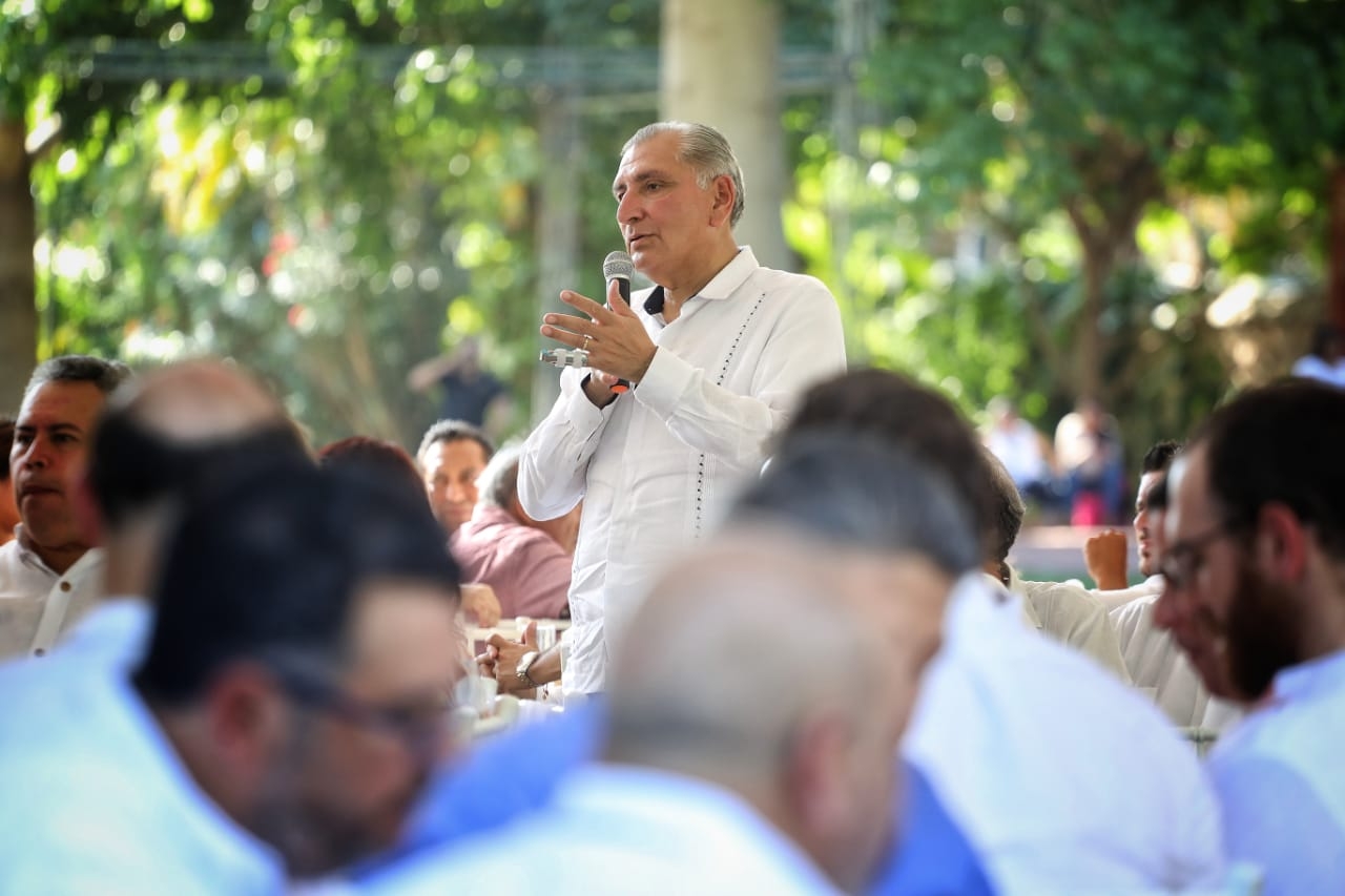 Adán Augusto López, secretario de Gobernación, ofrece apoyo de la Cuarta Transformación a empresarios de Yucatán