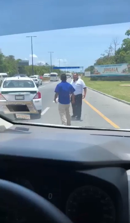 Captan pelea entre un taxista y el chofer de una van en el aeropuerto de Cancún