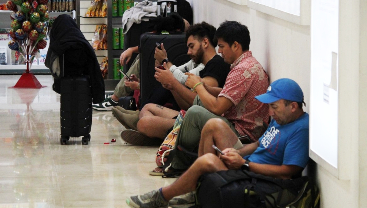 Turistas piden menos 'candados' para acceder al wifi del aeropuerto de Cancún