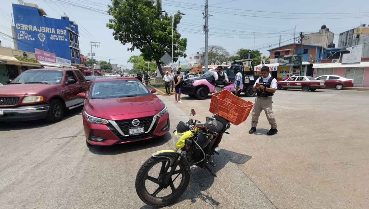 Motomandadito provoca choque contra auto en Ciudad del Carmen