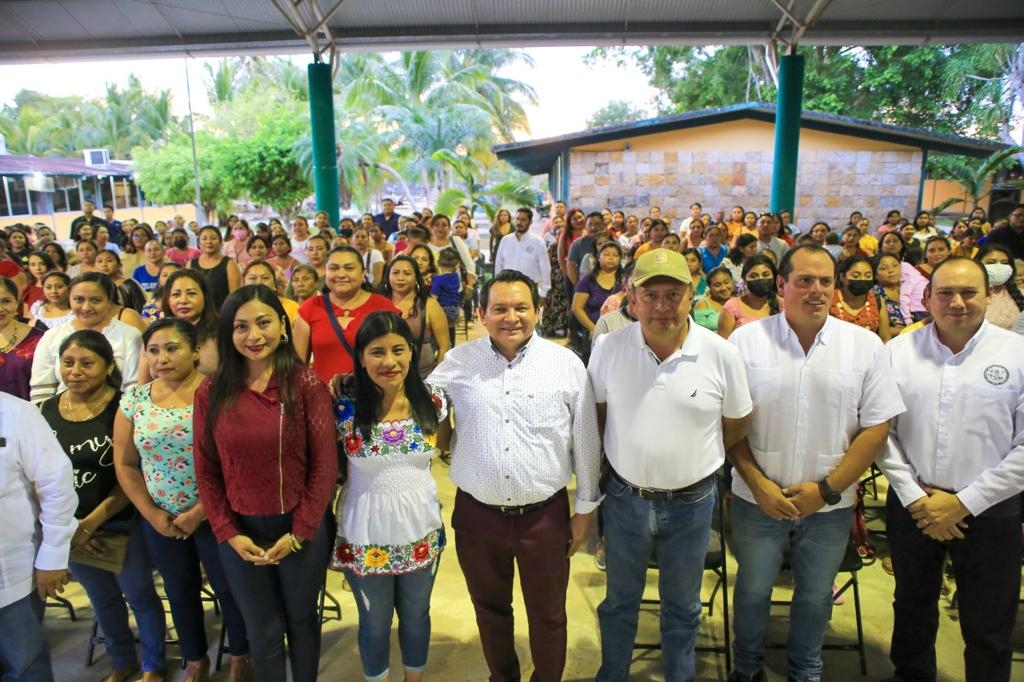Joaquín Díaz Mena entrega más de 16 mdp a escuelas de Tizimín
