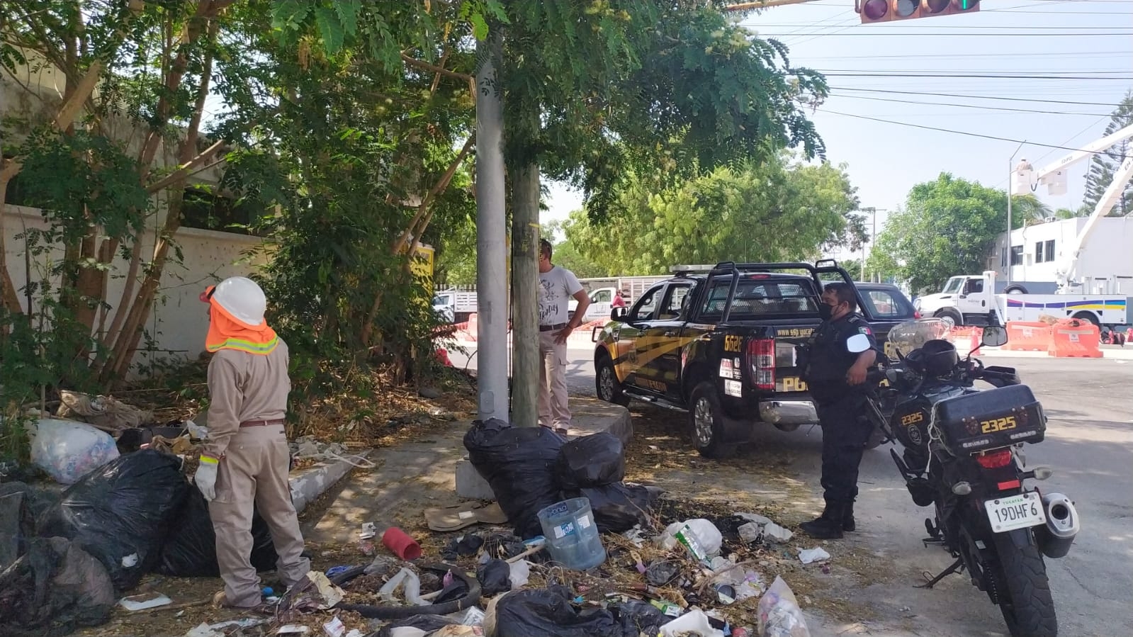 SSP Yucatán desaloja a tres personas de un terreno baldío en Mérida ante la queja de vecinos: EN VIVO
